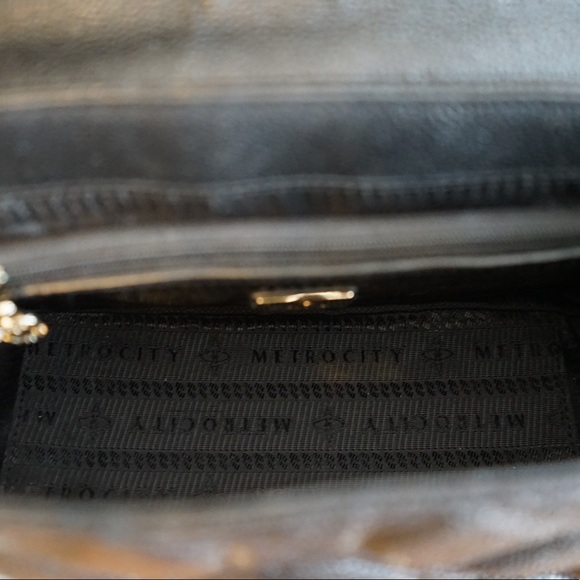 Metrocity Luxury quilted sling bag - Picture 8 of 9